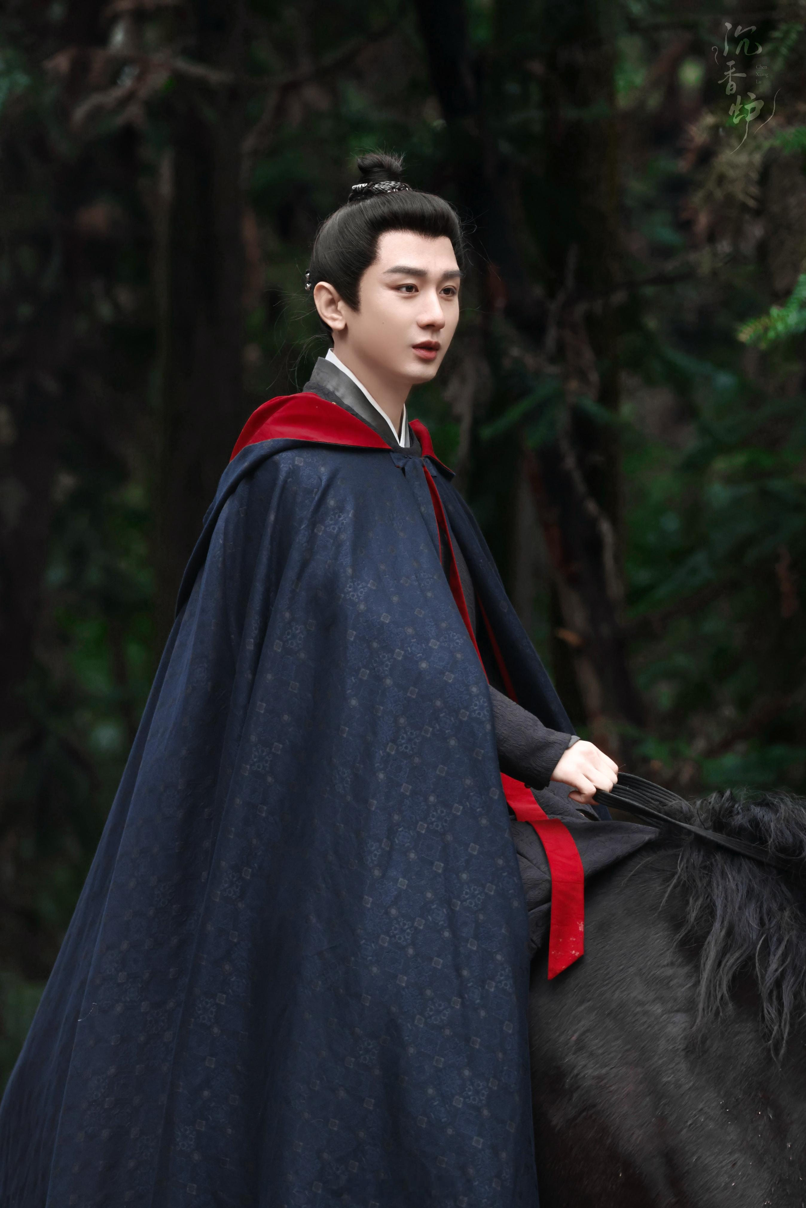 成毅新剧两京十五日骑马新路透来了呀！ee新造型真的好帅啊！成毅两京十五日骑马路透