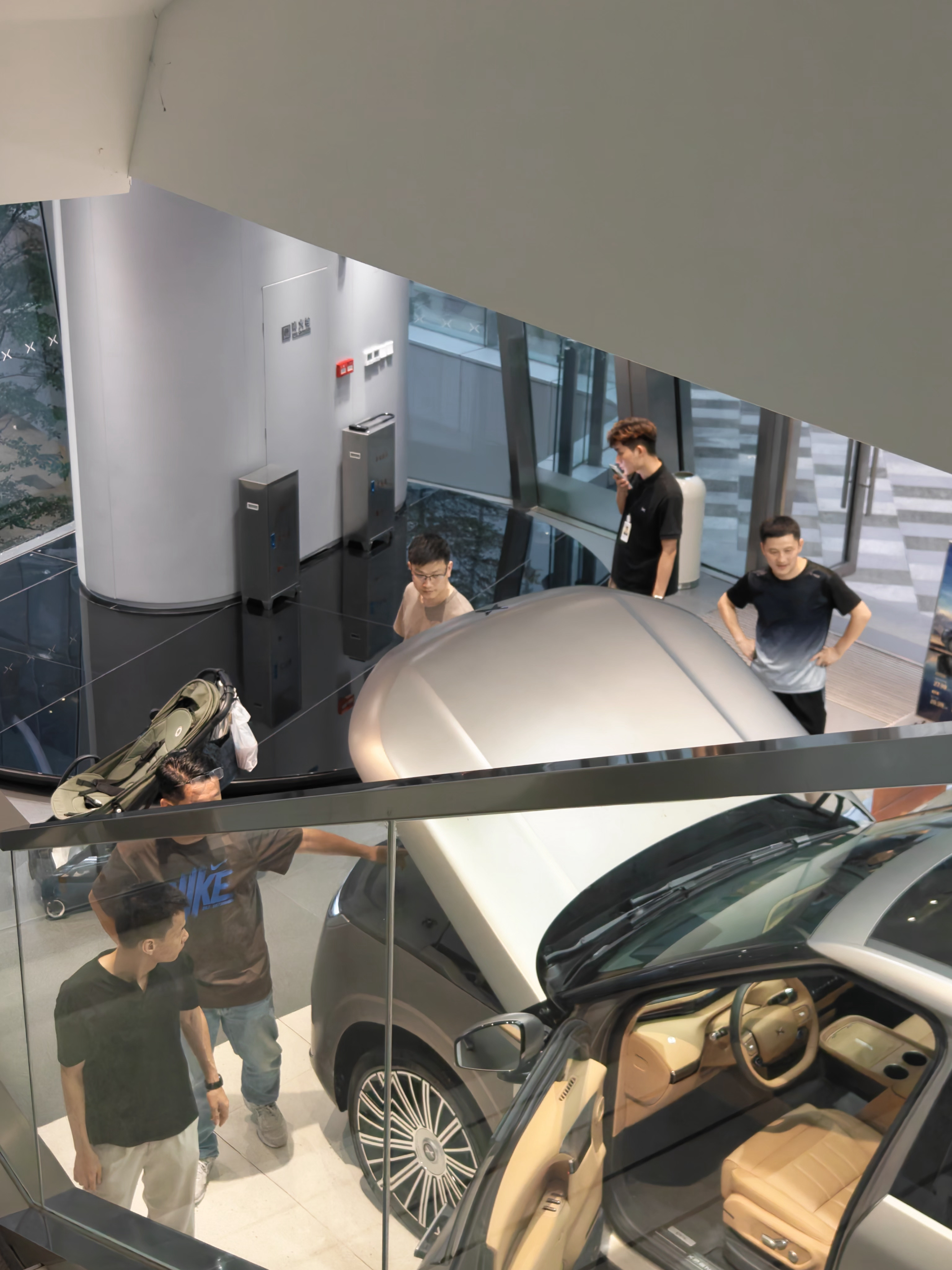 饭点来小鹏番禺天河城店～店里四五组人在看车，家庭为主，也有黄衣小姐姐她们这种年轻