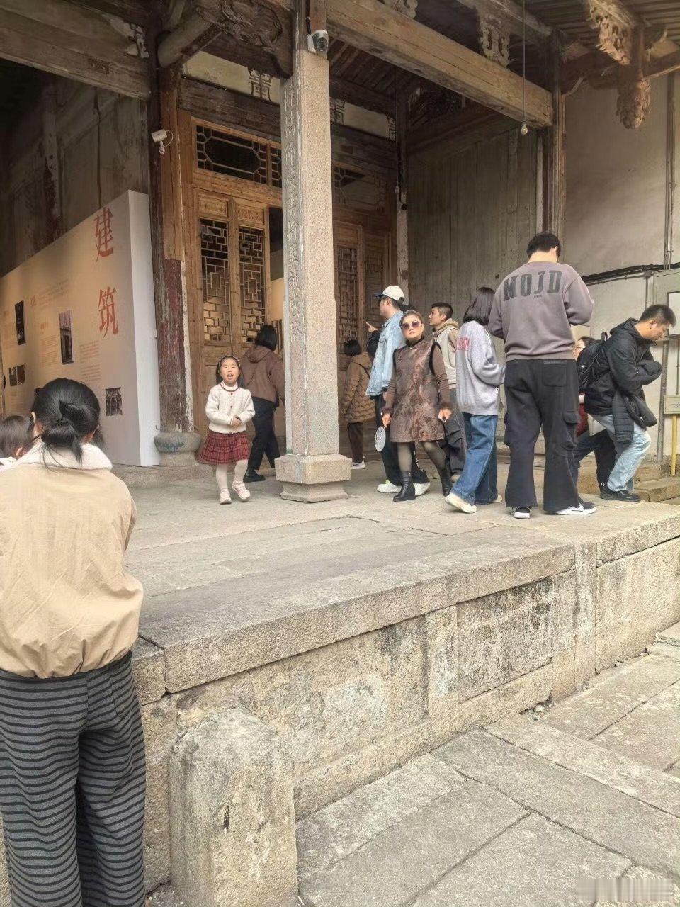 福州偶遇陈赫张子萱 低调出游，甜蜜藏不住，太好嗑了！ 