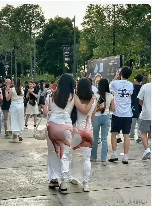 这两人穿的裙子，也真是太丑了。
可以说丑到没有朋友。