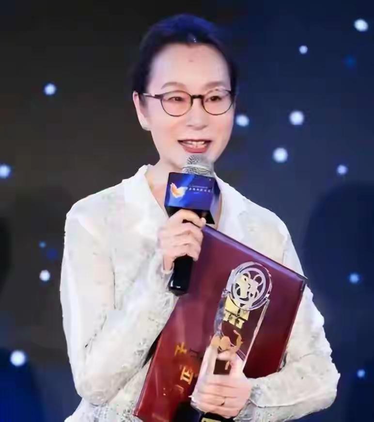 奚美娟相关事件引发关注，网友才醒悟郝蕾此前“娱乐圈老登不分男女”的言论暗含深意。