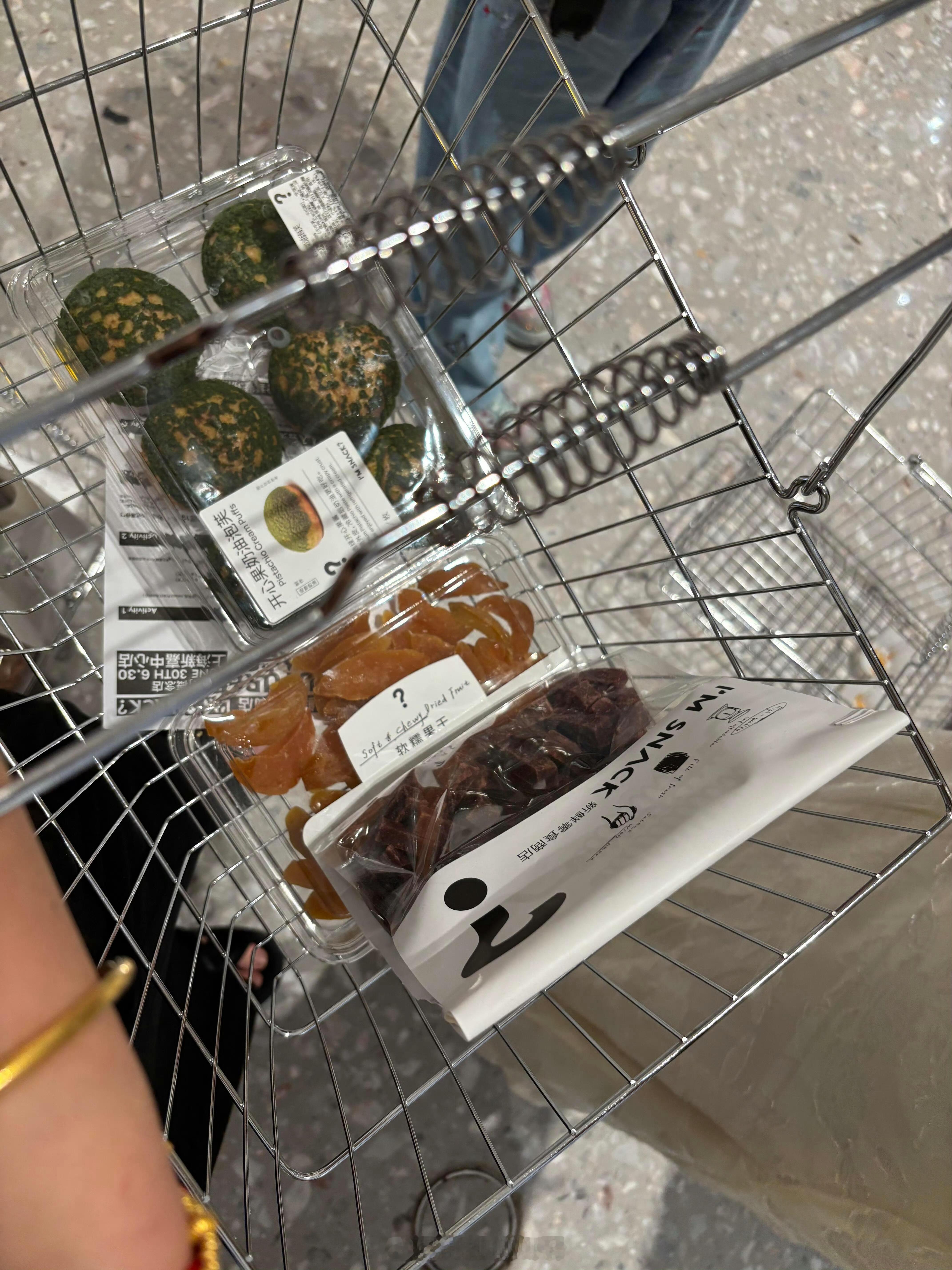 一百多块钱的礼物送人觉得拿不出手,送给自己怎么就贵了呢。 