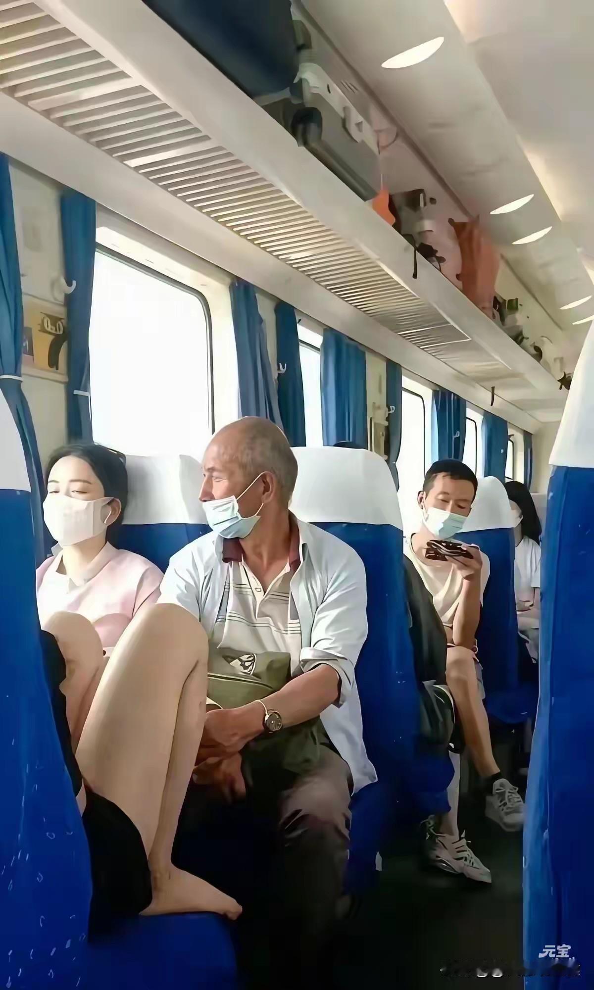 太奔放！火车上怎么能这样坐，这女子真是大胆奔放啊！你这两条大腿，让对面的大爷如何