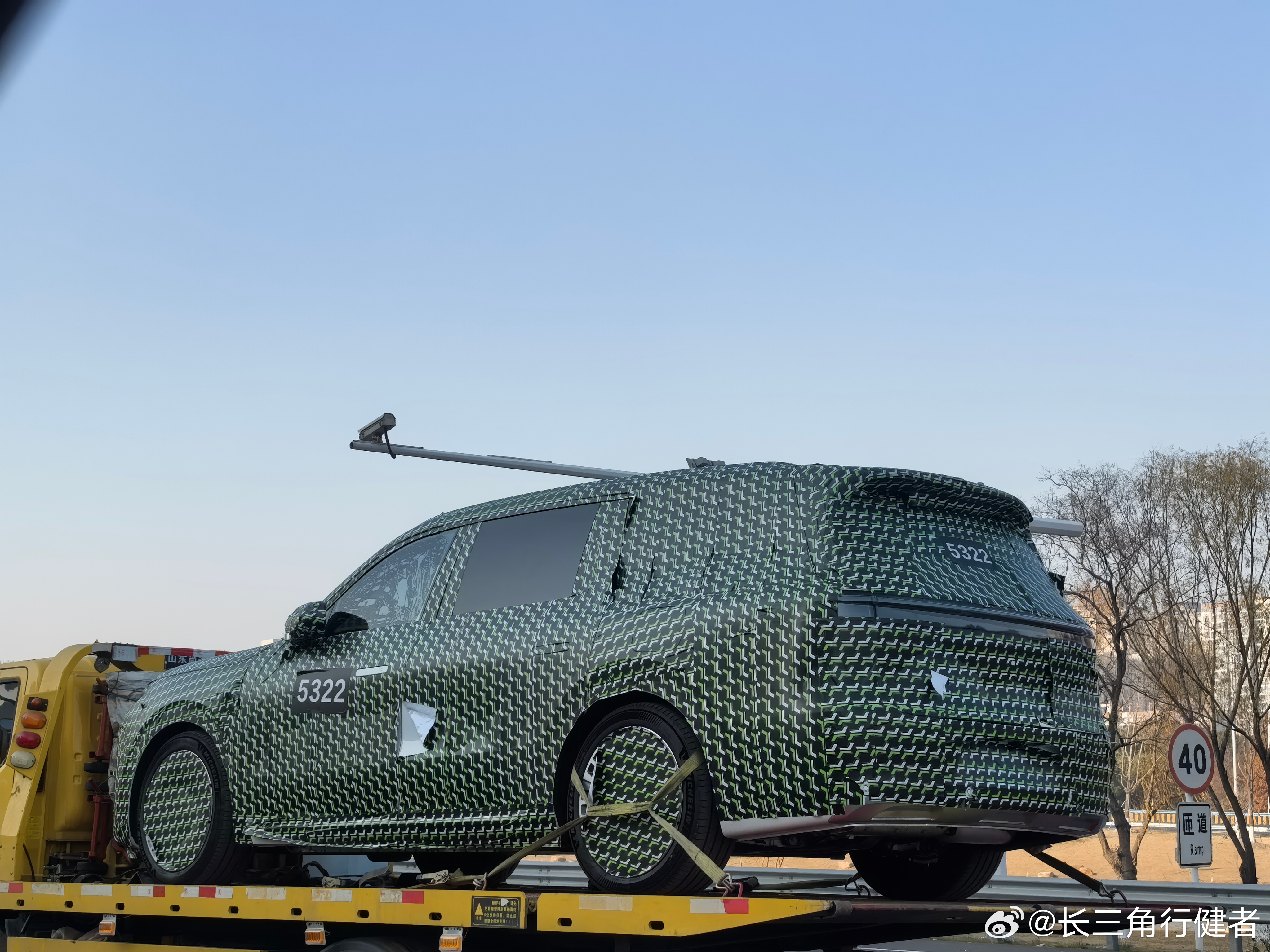 感谢朋友的分享，高端伪装，连轮毂都包起来了，各位大咖看看这是哪个品牌的哪款车型？