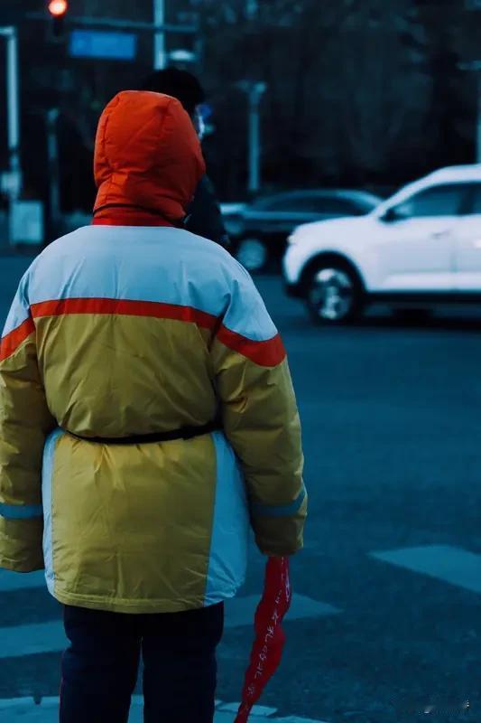 春天赶快暖和点吧，别让我现在还穿棉袄，在办公室穿棉袄，比初冬还冷啊