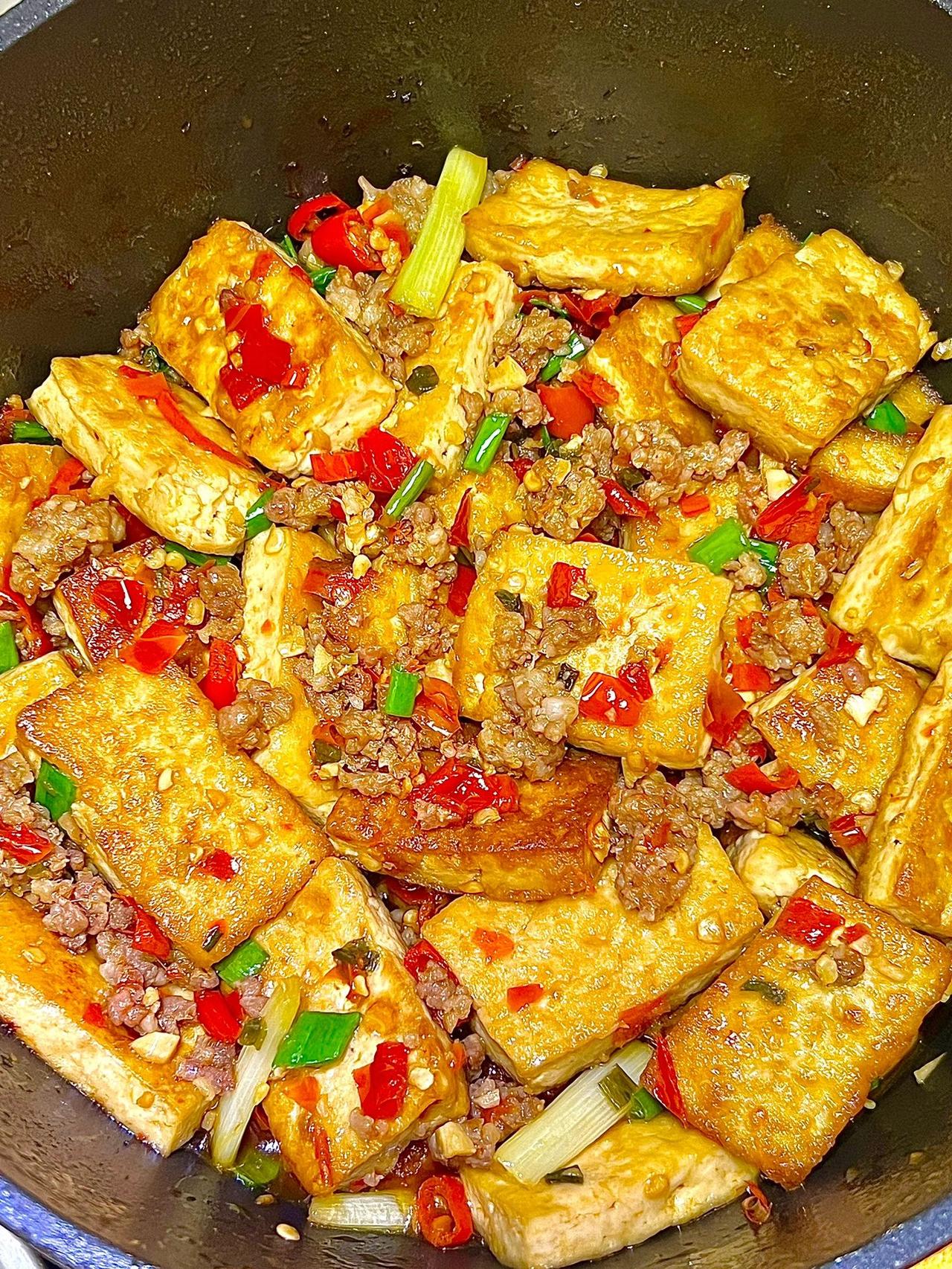 豆腐不再只是烧汤 麻婆豆腐了，快来做个剁椒豆腐吧，家里米饭一 又要遭殃啦
食材：