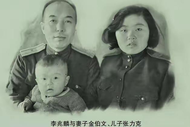 1941年，李兆麟狠心把半岁的儿子扔在深山，妻子嚎啕大哭，他拔出手枪对着妻子，怒