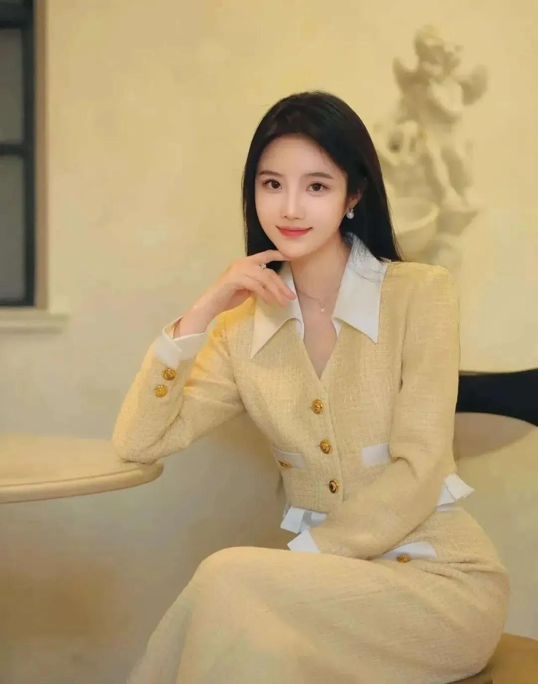 愁绪千般苦，繁花裹束红。清风明月挂天空。谁与我临踪?
      此恨情痴困，常