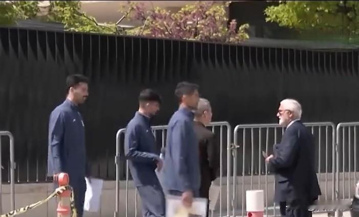 球场还没上，先闯“签证关”，伊朗男足赴土耳其集中办理美加入境签证，被记者问道“签