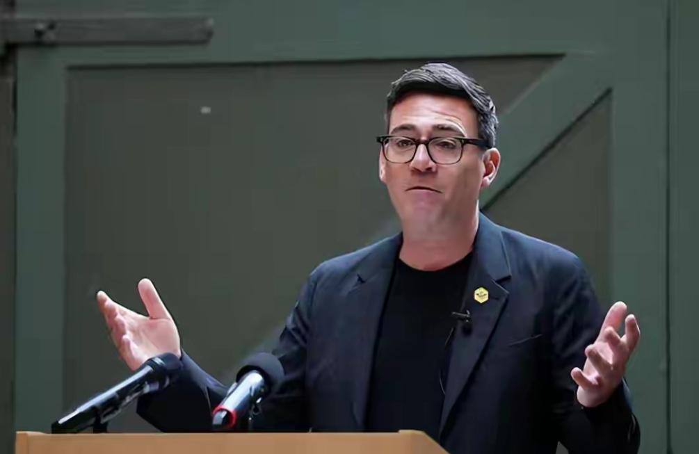 欠中资的钱怎么办？英国新首相站在唐宁街十号门口，对着全世界的镜头说：英国要重归稳