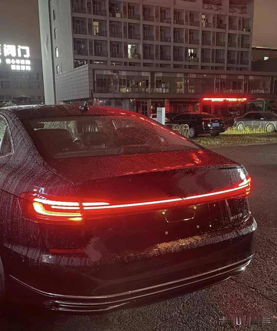 各位发没有发现。
现在的车设计真的毫无美感可言，例如99％的车企都在跟风随大流的