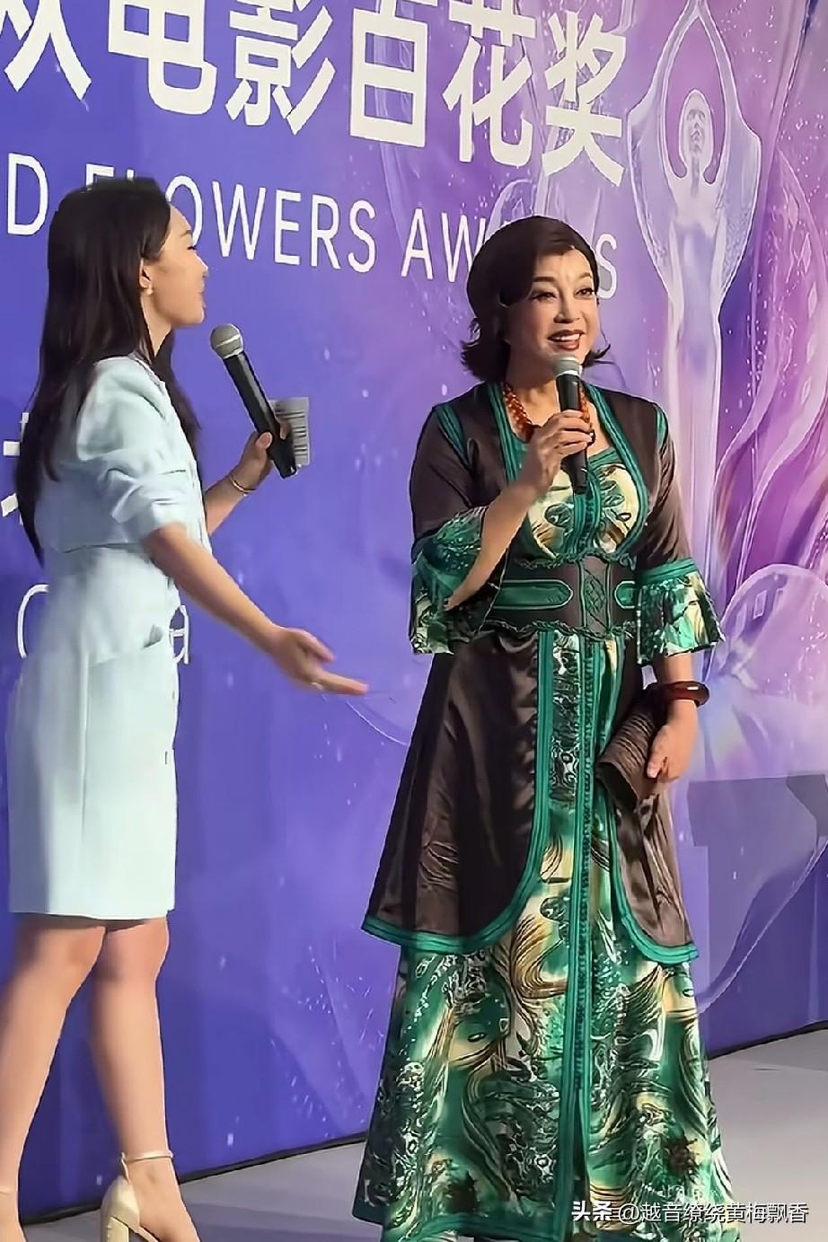 都说刘晓庆衣品欠佳，不过这次在电影百花奖颁奖典礼上，她选对了身上这套裙子。我认为