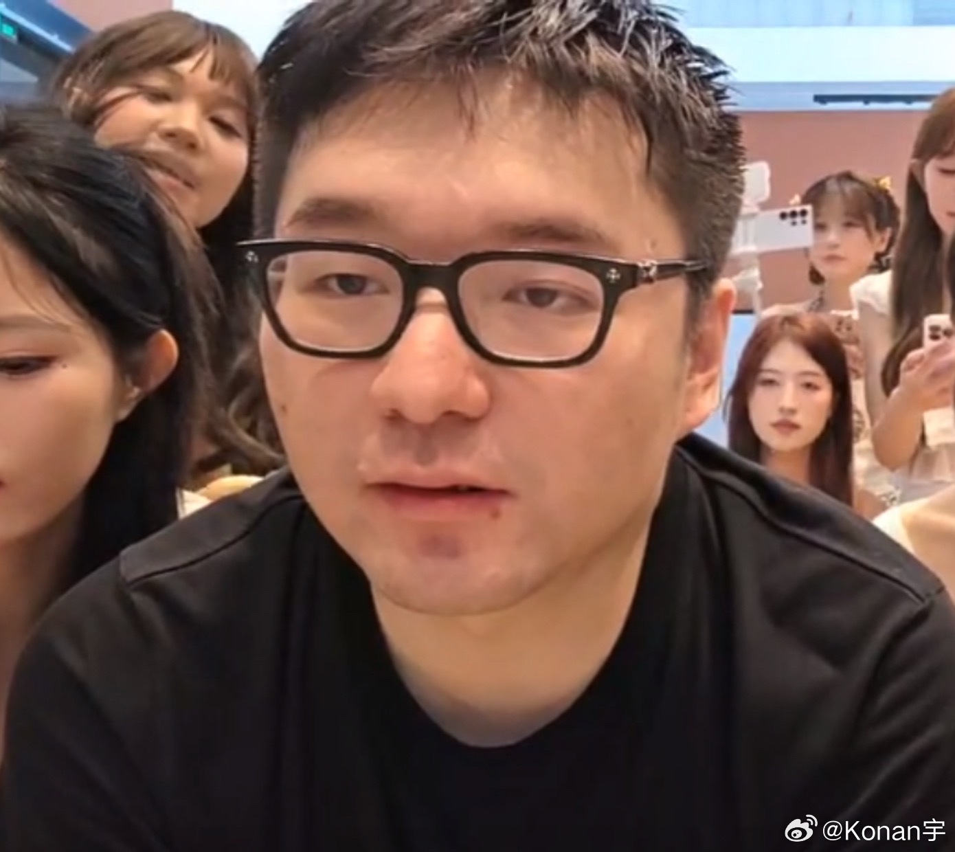 乌总：枫哥现在这弹幕算什么，哥们以前的火力比这个猛多了，虽然现在没这个火力了，那