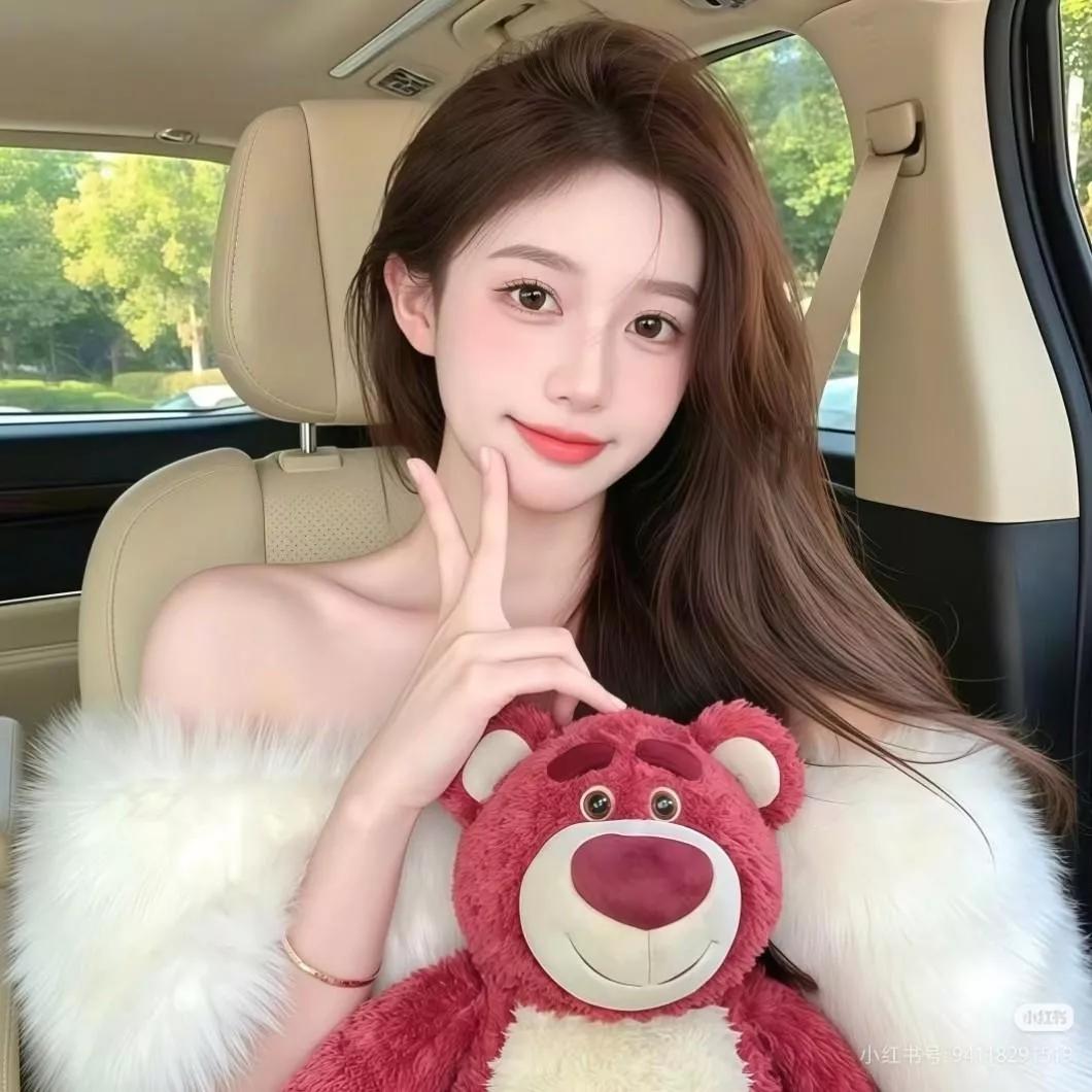 车后座上的甜美自拍，粉色泰迪熊相伴💕粉色系自拍 车后座小仙女 毛绒系自拍 车后