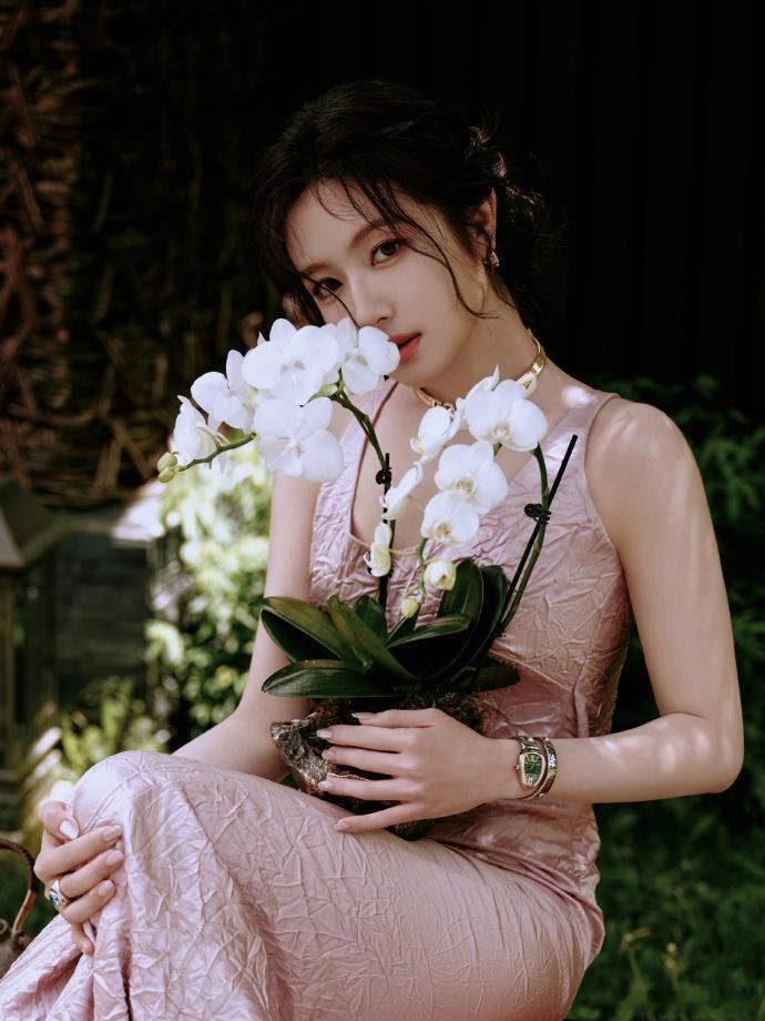 李兰迪美得好大气 蓬松的公主卷发搭配了抹胸的白裙子，李兰迪美得好大气，这才是我心