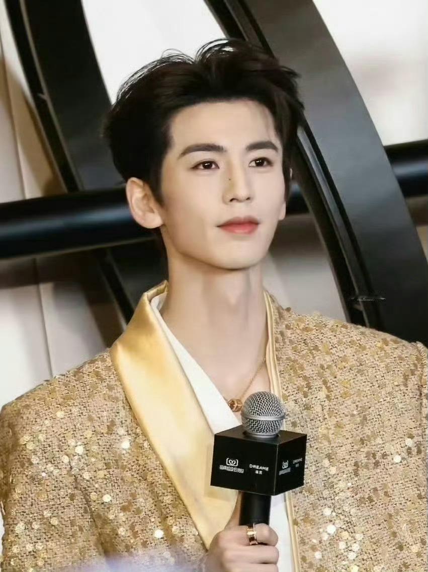 张凌赫金色西装这一身太帅了！有气场有颜值的贵公子，特别闪耀！张凌赫苏州活动人气好