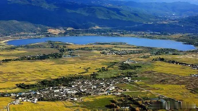 【晒云南1214——剑湖】大理白族自治州剑湖如坝子中一块干净整洁的明镜，水质没有