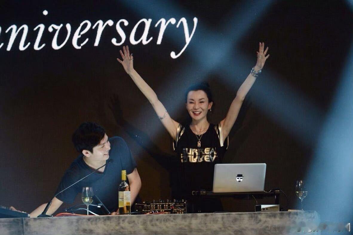 11年前的张曼玉打碟名场面张曼玉身上那种快乐和自在太有感染力了