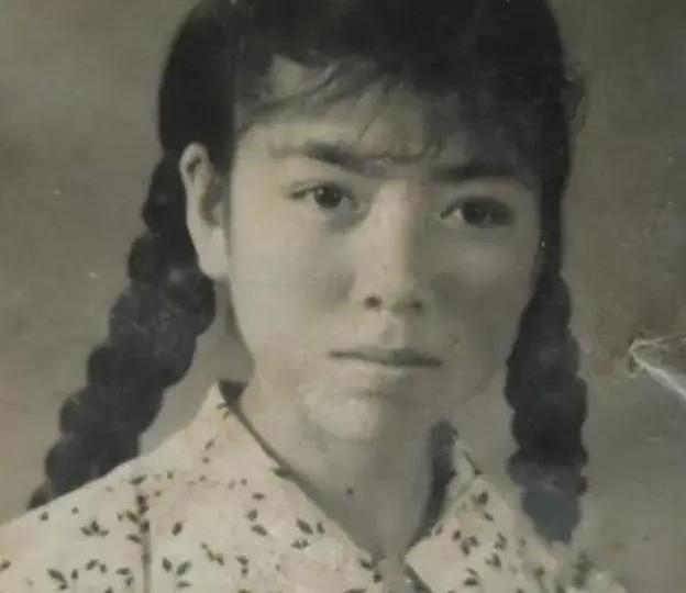 1968年，80岁武僧宋九庵偶遇18岁流浪少女宋莲萍，女孩早已饿晕在地，出家人心