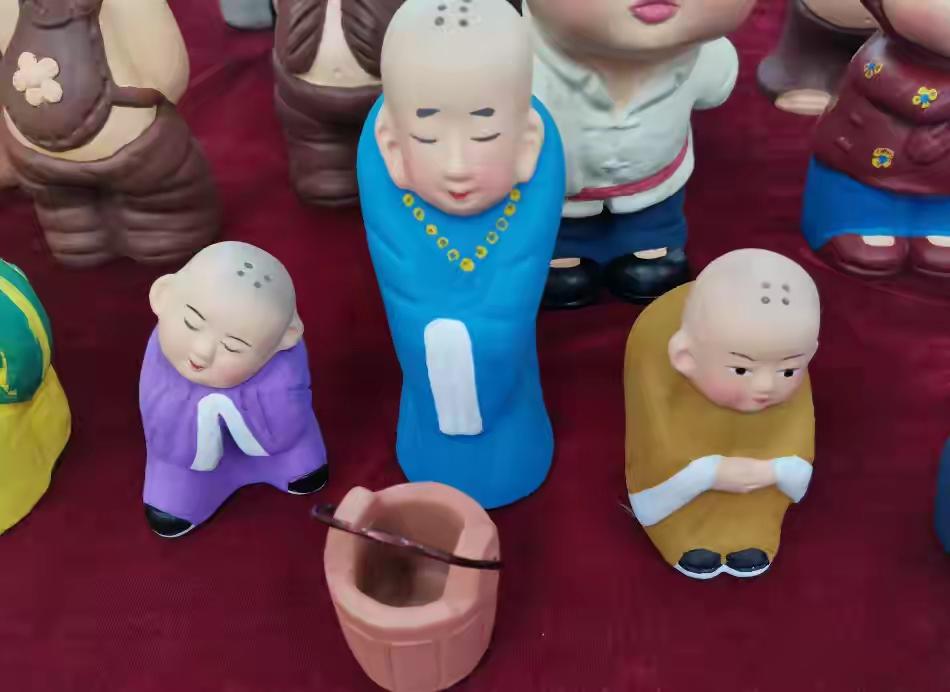 聊城马官屯泥人，咱聊城人俗称“泥娃娃”，是传了不知道多少年的老手艺，小巧玲珑的特