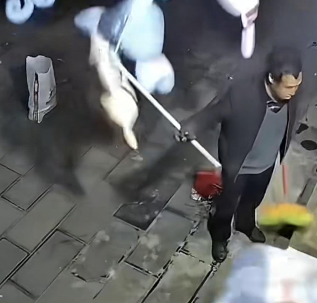 男子进店让老板帮拿气球
老板接手后，气球瞬间不翼而飞
这到底是“骗局”还是意外？