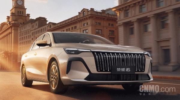 荣威 i6 开启预售限时抢订价6.59 万起大空间 + 云逸舒适座椅车机可连手机