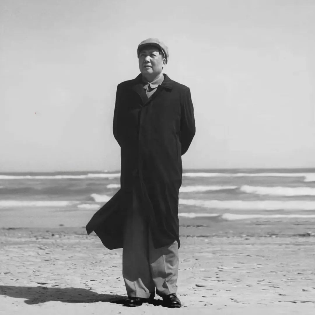 有一种记忆，穿越时代风雨，历久弥新。这是毛泽东同志执笔为新华社撰写的五大评论之一