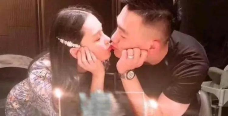 近日，35岁的女演员张馨予和何捷一起去看电影，这一幕瞬间成为了热门话题，成为了人