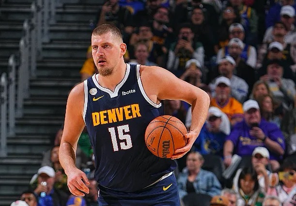 NBA常规赛灰熊主场对阵掘金。这场比赛本来早该在1月26日就进行的，可由于当时恶