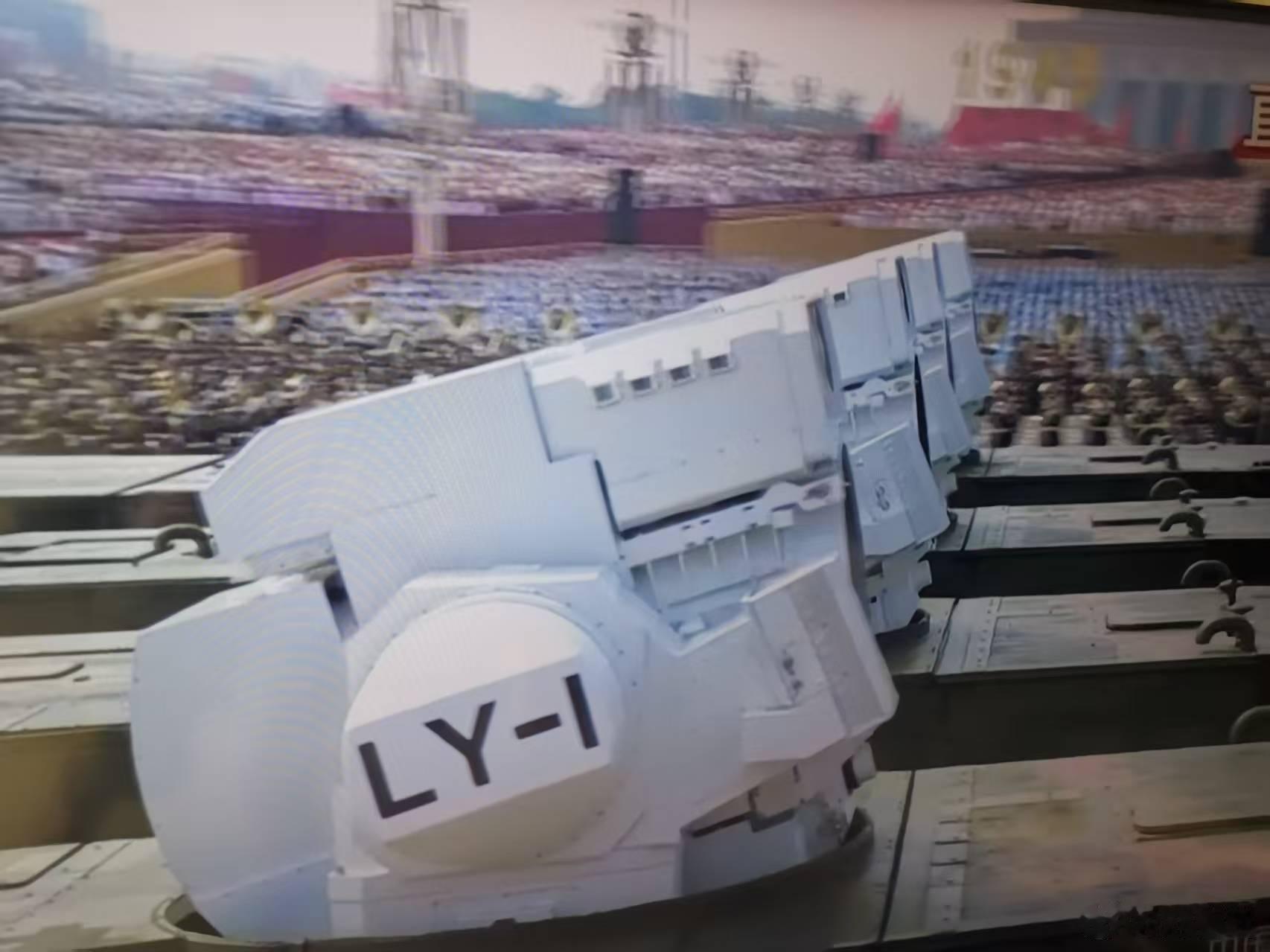这是激光武器，蓝色的大镜头，能发射高能激光九三盛大阅兵 ​​​