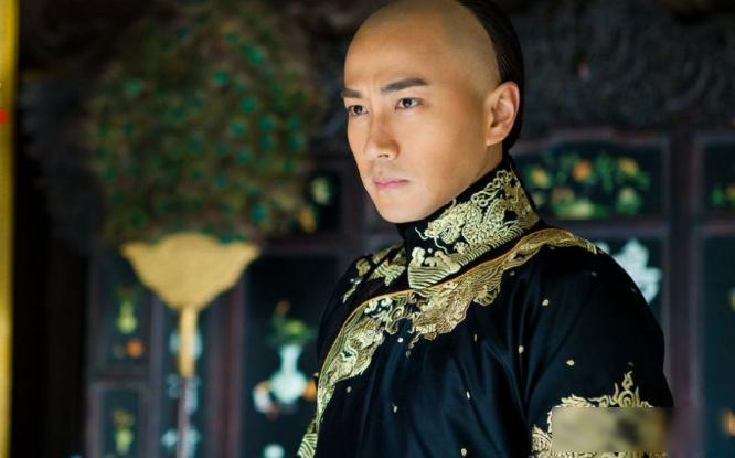 1634年，林丹汗遗孀苏泰，向皇太极献上传国玉玺，以示诚意。大贝勒代善见她人美又