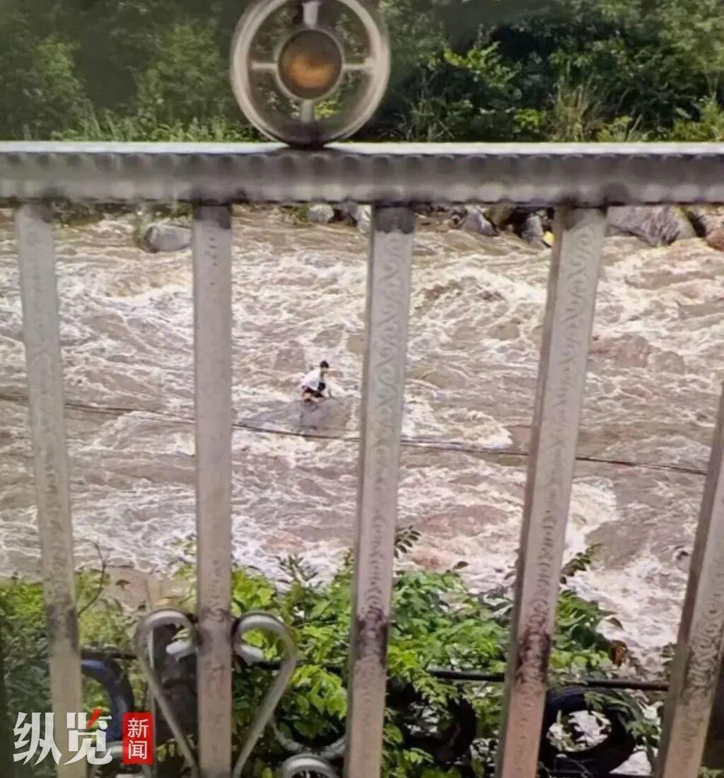疑点重重，各执一词！
8月2日，河南南阳内乡县宝天曼周边河道，一名男孩下水钓鱼时