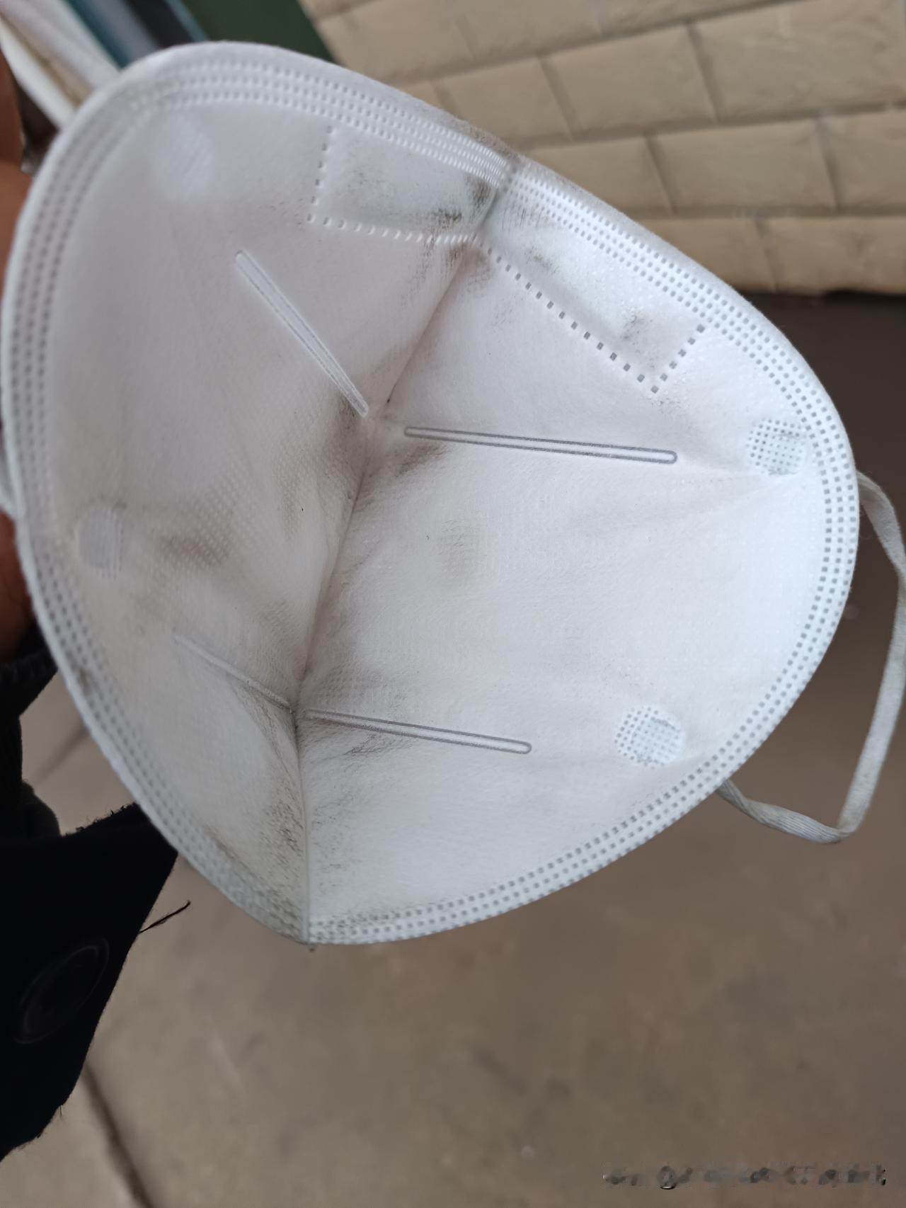 今天上班，我戴着这口罩整整8小时。下班一看，口罩两边全黑了，这工作环境得脏成什么