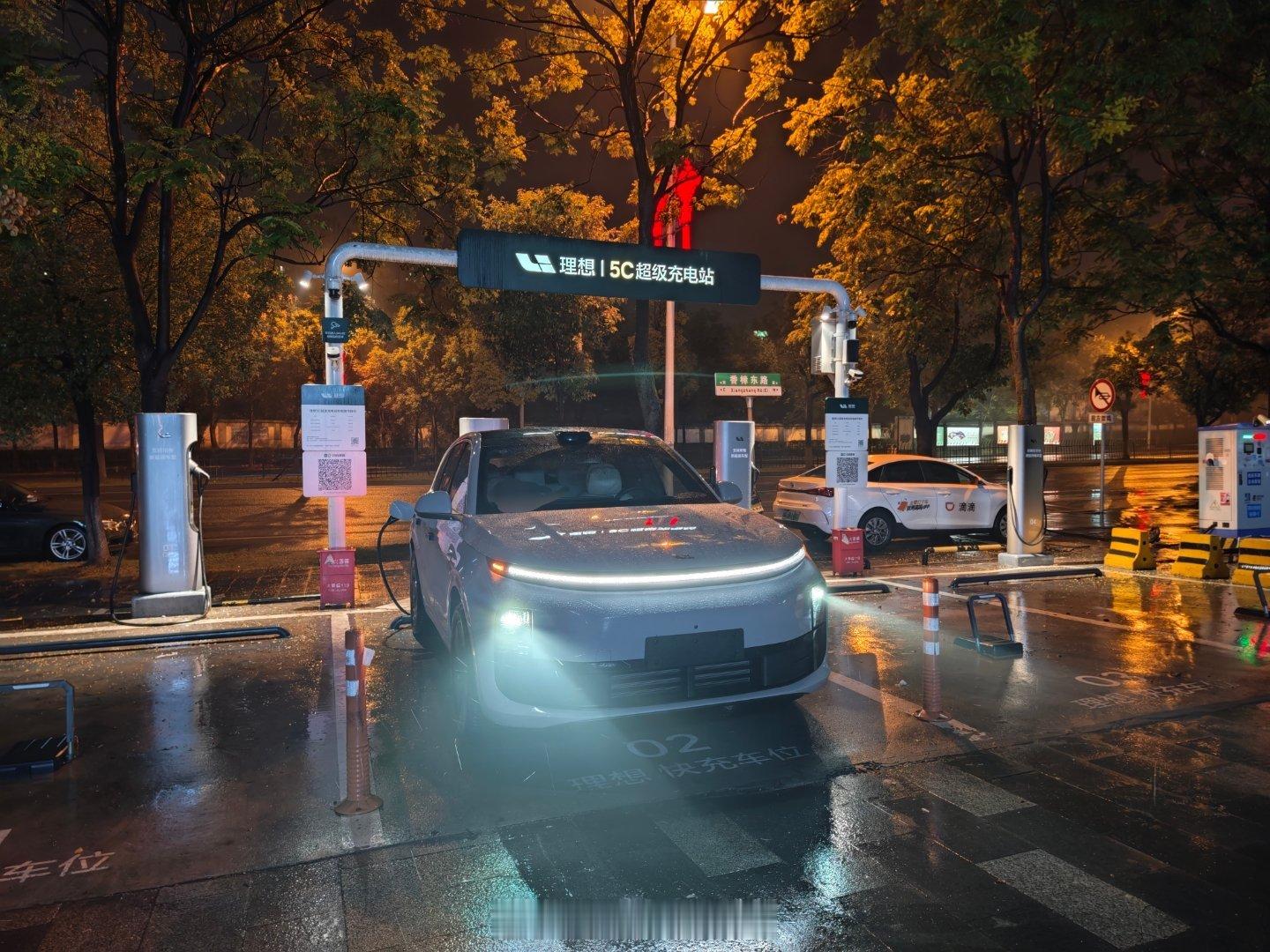 也是给我的理想L6用上5C充电站了最高75KW，增程基本操作随便充充回家睡觉[二