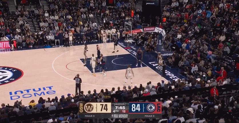 库有引力！库里下场了对面还跟着！
在昨天勇士与快船的比赛中发生了有趣的一幕，邓恩