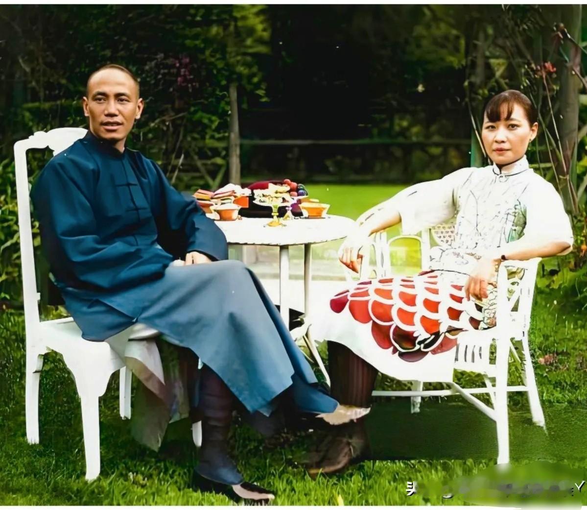 这是一九二七年蒋中正和夫人宋美龄在上海留下的一张老照片，这而非演戏，也而非电视剧