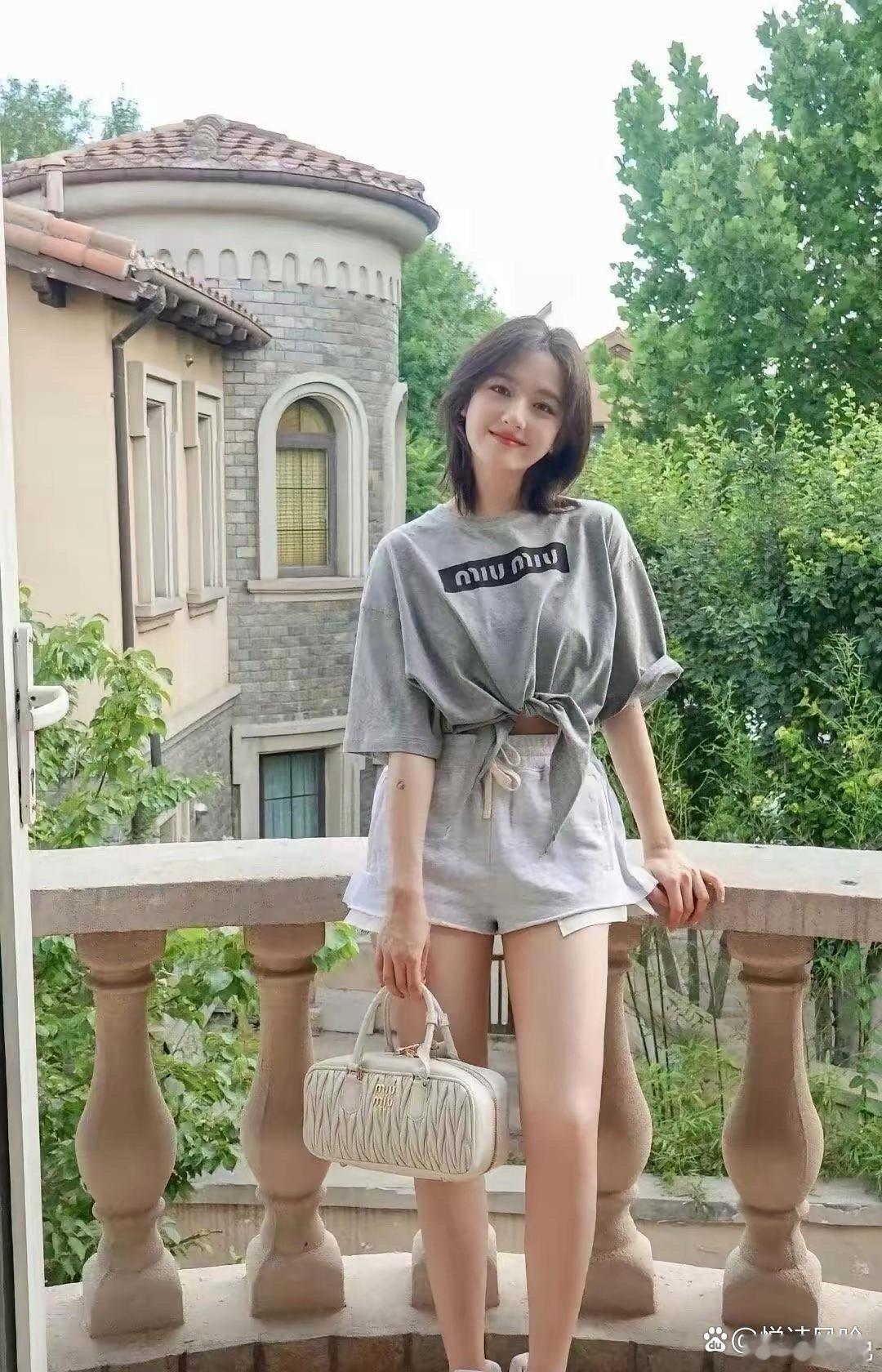 李兰迪的新发型引发了大家的讨论，简直让人耳目一新。时尚气息扑面而来，瞬间提升了她
