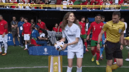 欧洲杯葡萄牙对阵土耳其进场仪式，如果不是葡萄牙队长C罗突然腾空跳跃，摄像师的镜头