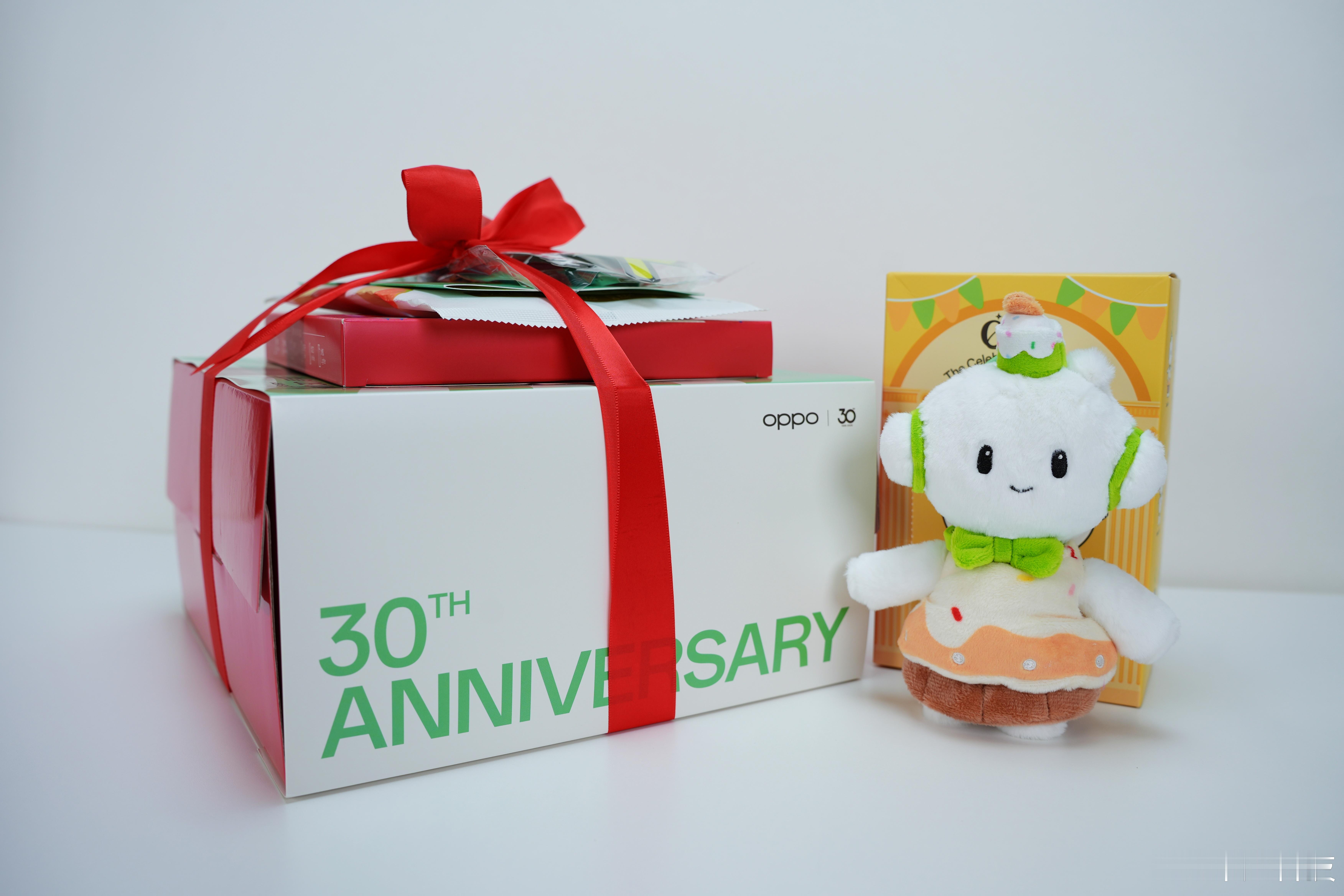 嘿嘿，收到了OPPO 30周年定制蛋糕和小欧公仔盲盒，首先让我们一起祝福绿厂30