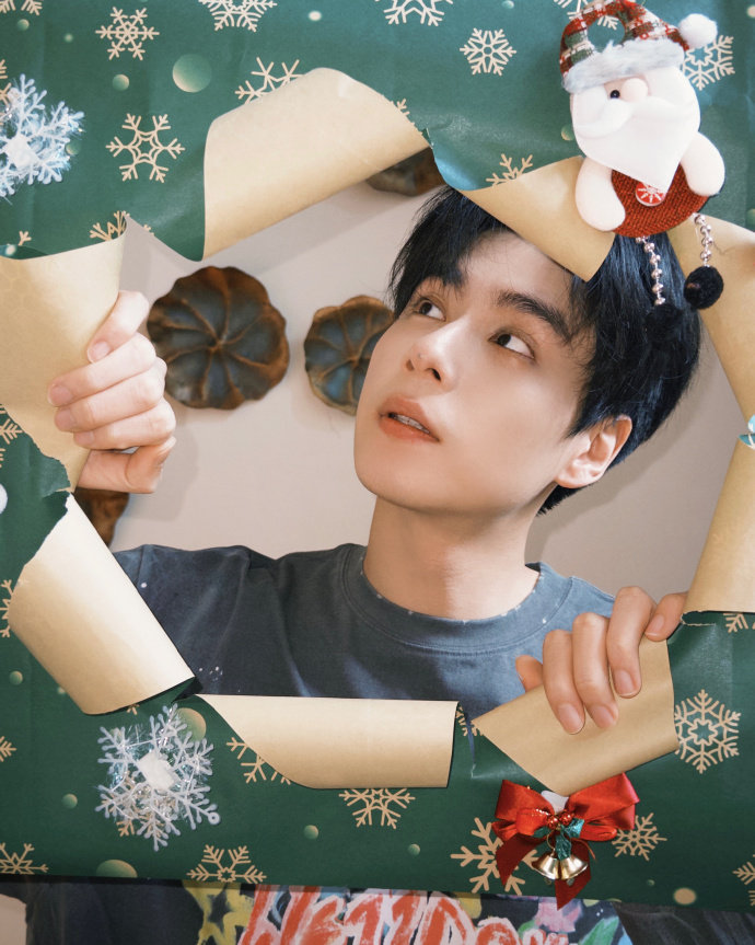 明星平安夜营业照明星平安夜晒照 哇！ 明星平安夜晒照！ 