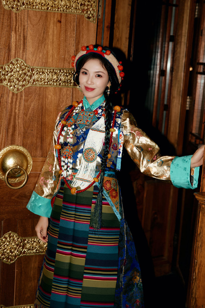 刘涛民族风造型  刘涛的民族风造型，展现了东方女性的韵味与气质。今晚春晚，一起锁