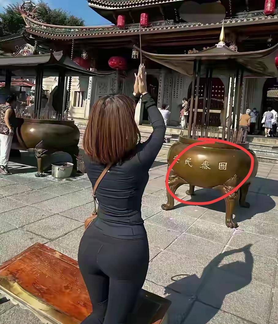 想了很久也不知道她应该求什么？对于一个女子来说求家庭幸福，求财求偶，求闺蜜莫盖过