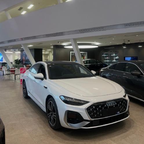 奥迪A5L的外观非常的漂亮，白色加黑色是经典的熊猫色，有着大量的哑光面板，战斗性