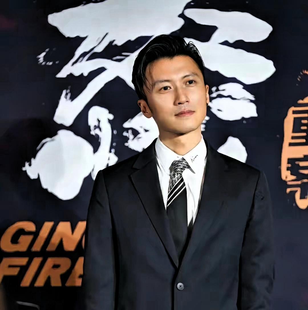 谢霆锋晒全家福，爸妈妹妹全在。唯独少了两个儿子。

他说，一屋灯火，三餐烟火，有