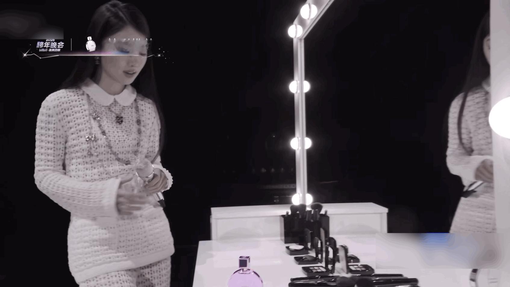 单依纯紫色舞台接好运 单依纯昨晚优雅亮相跨年晚会，将紫色的梦幻氛围演绎到了极致，