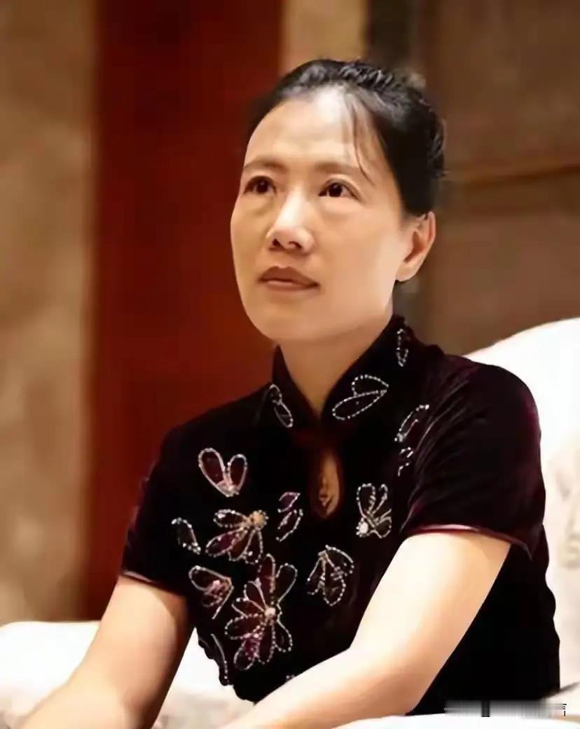 很多人说叶檀很“卷”，她却说，不去想卷不卷，自己的命格本就是如此。
很多人会疑惑