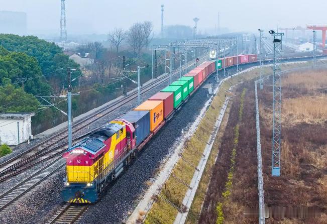 扬州江都——芦潮港，港口货运繁忙景象，一片好经济氛围，大红大好三月，经济繁荣是百