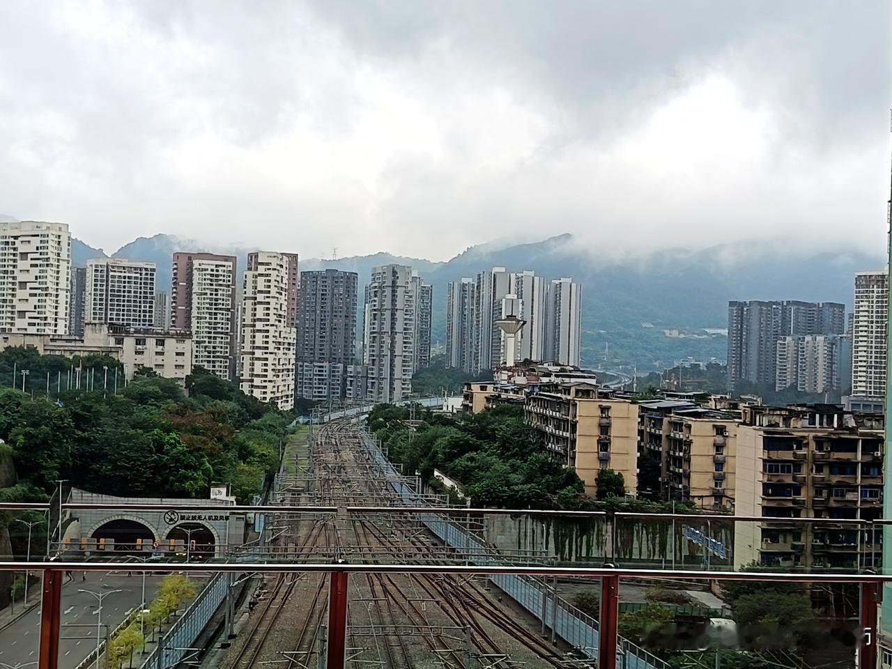 带老爸出门玩
沙坪坝的金沙天街有个打卡点
叫做高铁穿楼
等待好久
闲极无聊的时候