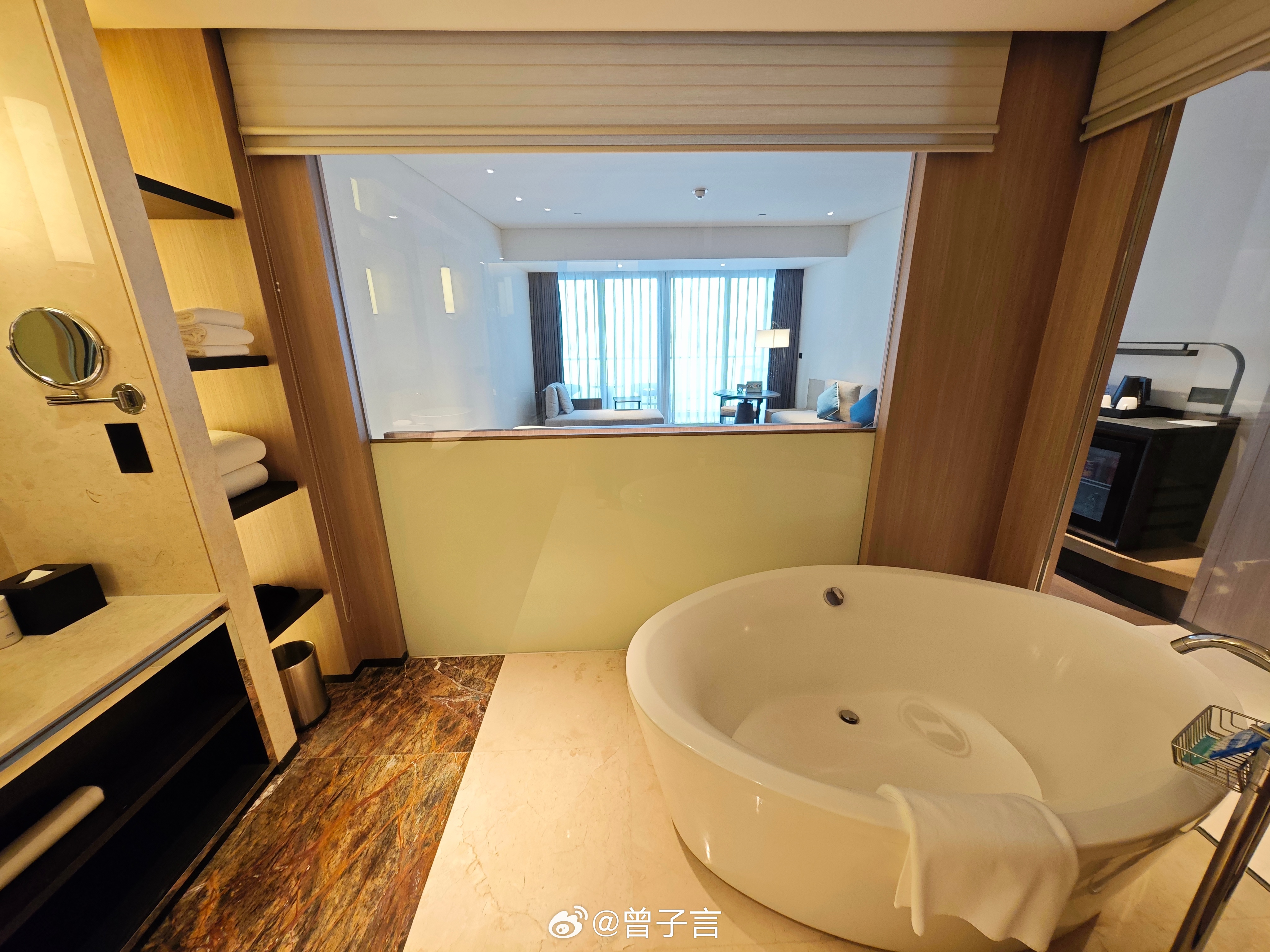 结伴出差住酒店，最怕遇上半透明玻璃浴室。磨砂挡得住清晰轮廓，却拦不住人影晃动，洗