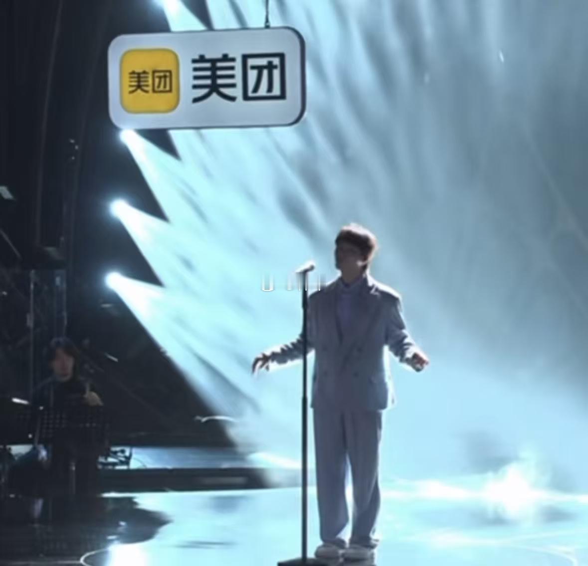 开麦问美团吃喝玩乐都安排谁羡慕了我不说！邓紫棋特意直播为尤长靖加油，这下约定好的
